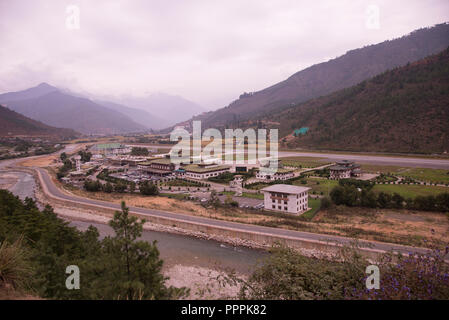 Paro,Air Port,fiume paro,fluente lungo,strada a Thimpu, un qiet,l'aeroporto sereno,solo uno,in Bhutan. Foto Stock