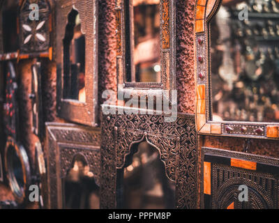 Gli specchi sono appesi al muro in un mercato di Marrakesh, Marocco. Foto Stock