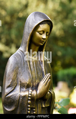 La figura di un santo, cimitero, Dortmund, distretto della Ruhr, Nord Reno-Westfalia, Germania Foto Stock