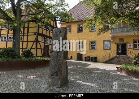La scultura, Pietro Medzech, Burgmannshof, edificio storico, Luebbecke, Minden-Luebbecke, Minden, Westphalia-Lippe Est, Nord Reno-Westfalia, Germania Foto Stock