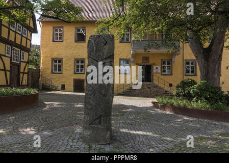 La scultura, Pietro Medzech, Burgmannshof, edificio storico, Luebbecke, Minden-Luebbecke, Minden, Westphalia-Lippe Est, Nord Reno-Westfalia, Germania Foto Stock