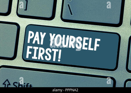 Segno di testo mostra te stesso prima pagare. Foto concettuale risparmio per il futuro di mettere da parte una porzione del proprio reddito. Foto Stock