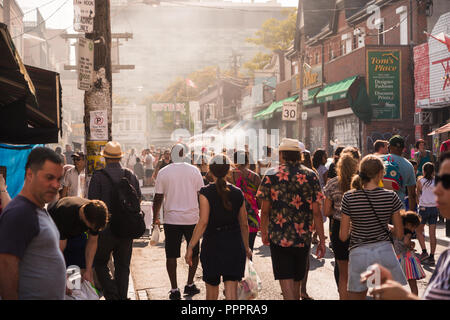 TORONTO, ON, Canada - 29 luglio 2018: Street view della folla a Kensington market a Toronto. Foto Stock