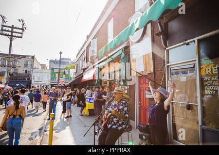 TORONTO, ON, Canada - 29 luglio 2018: Street view della folla a Kensington market a Toronto. Foto Stock