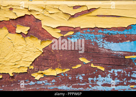 Vecchia vernice peeling sulla scheda. Blu e lo sfondo arancione. Foto Stock