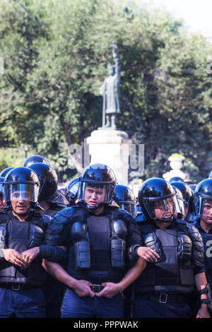 CHISINAU in Moldova - 26 Settembre 2018: la polizia in grande uniforme durante le proteste per le strade di Chisinau Foto Stock