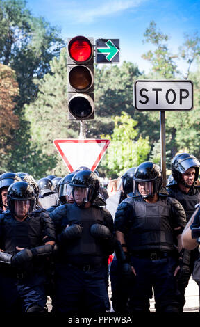 CHISINAU in Moldova - 26 Settembre 2018: la polizia in grande uniforme durante le proteste per le strade di Chisinau Foto Stock