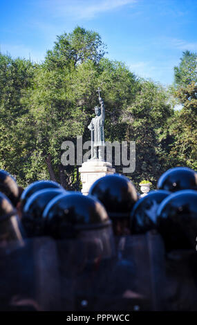 CHISINAU in Moldova - 26 Settembre 2018: la polizia in grande uniforme durante le proteste per le strade di Chisinau Foto Stock