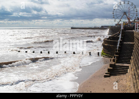 Le fasi che conducono in basso verso su sabbie sul lungomare di Bridlington East Yorkshire, come la marea arriva a riva su una luminosa giornata autunnale. Foto Stock