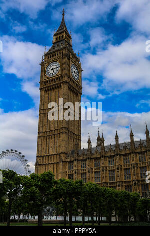 Il Big Ben e il London Eye a Londra Inghilterra Foto Stock
