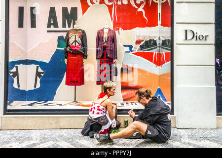 Giovani di fronte al negozio Dior, via Pařížská, negozi di Praga, negozi della Repubblica Ceca Foto Stock