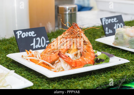 Carta coaster con la porzione del vedere cibo con verdura e pane. 2 scampi alla griglia con verdura e pane. Foto Stock