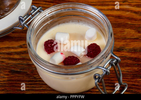 Panna cota con frutti di bosco servita nella possibile Foto Stock