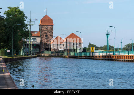 Serratura porta acqua, Midland Canal, fiume Weser, Minden-Luebbecke, Westphalia-Lippe Est, Nord Reno-Westfalia, Germania Foto Stock