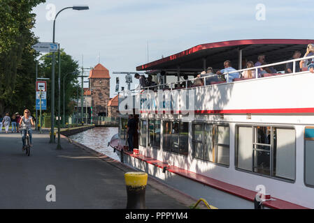 Escursione in barca, bloccare, acqua gate, Midland Canal, fiume Weser, Minden-Luebbecke, Westphalia-Lippe Est, Nord Reno-Westfalia, Germania Foto Stock