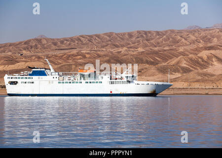 Bianco traghetto passeggero entra Aqaba Port, Mar Rosso, Giordania Foto Stock