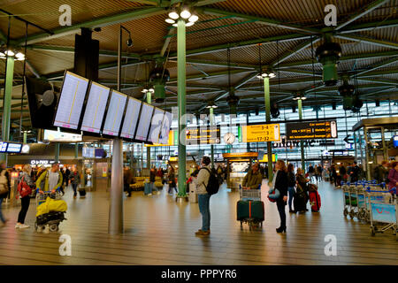 Haupthalle, Flughafen Schiphol, Amsterdam, Niederlande Foto Stock