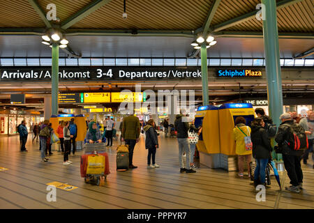 Haupthalle, Flughafen Schiphol, Amsterdam, Niederlande Foto Stock