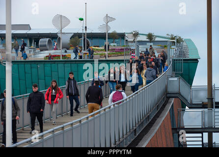 Fussgaengerbruecke, il Centro Scientifico Nemo, Oosterdok, Amsterdam, Niederlande Foto Stock