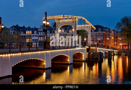 Magere Brug, Kerkstraat, Amstel di Amsterdam, Niederlande Foto Stock