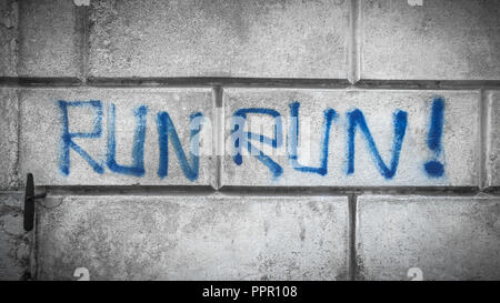 Mano blu la scritta 'RUN RUN' Graffiti sul vecchio muro di pietra. Ideale per i concetti e gli sfondi. Foto Stock