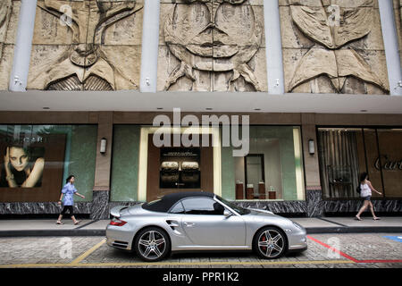 Auto Porsche parcheggiata fuori dal centro commerciale di Orchard Road, Singapore Foto Stock
