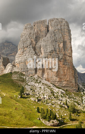 Paesaggio alpino, Cinque Torri località, Dolomiti italiane. In primo piano la più grande delle cinque torri, con la valle nella parte anteriore, Foto Stock