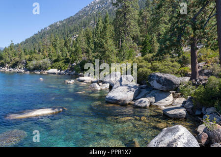 Il lago Tahoe è un laghetto di acqua dolce lago alpino si trova nella Sierra Nevada Foto Stock