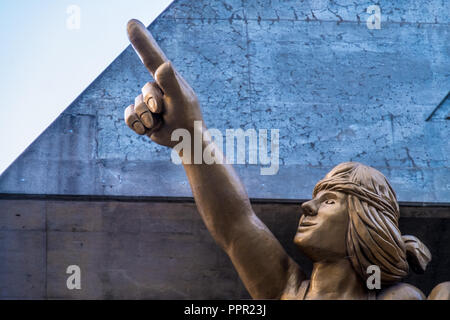 La scultura chiamato il pubblico da Michael Snow su Rogers Centre, casa del Blue Jays squadra di baseball nel centro cittadino di Toronto Foto Stock