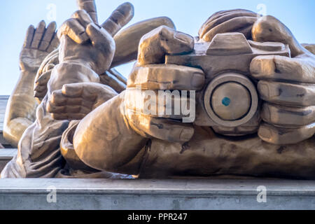 La scultura chiamato il pubblico da Michael Snow su Rogers Centre, casa del Blue Jays squadra di baseball nel centro cittadino di Toronto Foto Stock