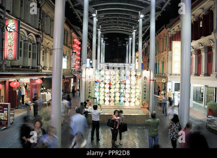 Ingresso MRT Chinatown di notte in Pagoda Street, Singapore Foto Stock