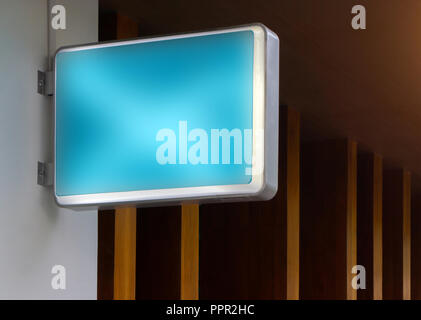 Vuoto blu ristorante esterno segno mockup per aggiungere il vostro logo design. Foto Stock