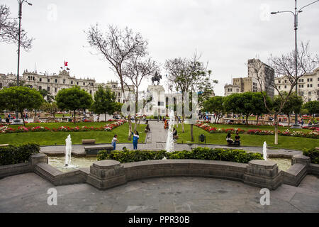 LIMA, Perù - 29 dicembre 2017: vista in generale Jose de San Martin statua equestre in Lima, Perù. tatue è stata fatta da Mariano Benlliure. Foto Stock