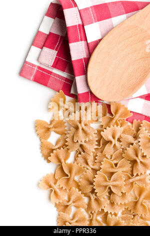 Frumento integrale farfalle di pasta. Gustosi piatti di pasta italiana e igienico isolati su sfondo bianco. Foto Stock