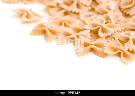 Frumento integrale farfalle di pasta. Gustosa la pasta italiana isolato su sfondo bianco. Foto Stock