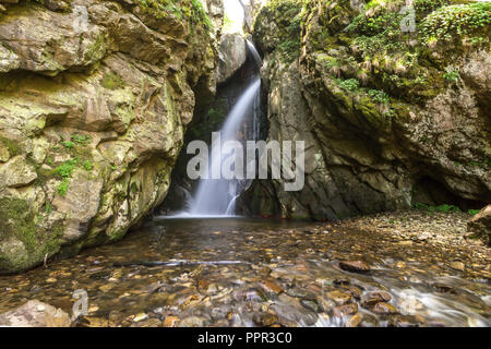 Un paesaggio fantastico di cascate Fotinovo (Fotinski cascata) in montagna Rhodopi, Pazardzhik regione, Bulgaria Foto Stock