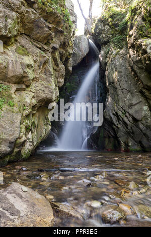 Un paesaggio fantastico di cascate Fotinovo (Fotinski cascata) in montagna Rhodopi, Pazardzhik regione, Bulgaria Foto Stock