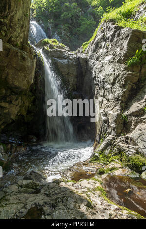 Un paesaggio fantastico di cascate Fotinovo (Fotinski cascata) in montagna Rhodopi, Pazardzhik regione, Bulgaria Foto Stock