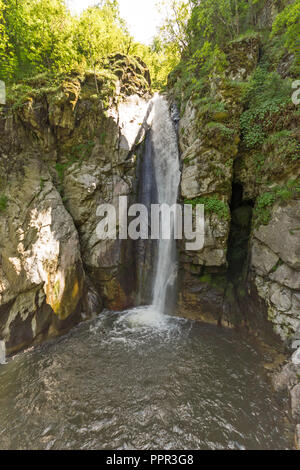 Un paesaggio fantastico di cascate Fotinovo (Fotinski cascata) in montagna Rhodopi, Pazardzhik regione, Bulgaria Foto Stock