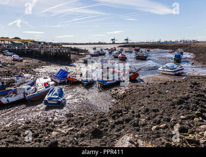 Le barche ormeggiate a bassa marea nel piccolo porto al foro Paddys,Sud Gare,Redcar,l'Inghilterra,UK Foto Stock