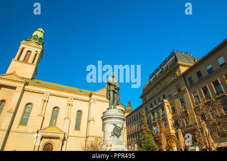 Monumento del poeta croato Petar Preradovic su Preradovic square (Fiore Piazza) e la chiesa ortodossa serba in background, Zagabria, Croazia Foto Stock