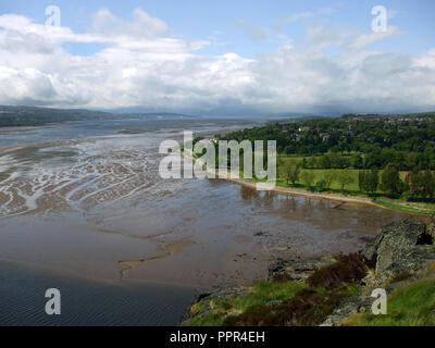 Guardando verso il basso dal tappo vulcanica, che è Dumbarton Rock vicino a Glasgow, dove il fiume Leven sfocia nel fiume Clyde, Scozia. Foto Stock