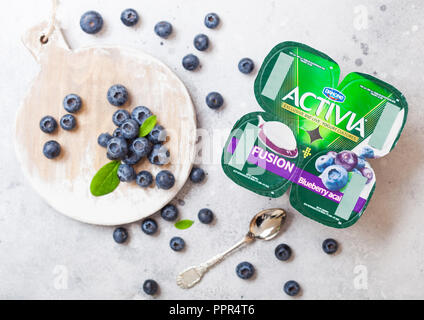 LONDON, Regno Unito - 26 settembre 2018: Activia yogurt con mirtilli da Danone con frutti di bosco Foto Stock