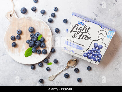 LONDON, Regno Unito - 26 settembre 2018: la luce e libera in stile greco yogurt con mirtilli da Danone con frutti di bosco Foto Stock