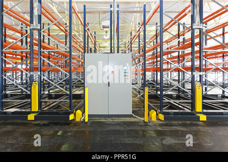 Corsia Mobile rullo sistema di scaffalatura in magazzino Foto Stock