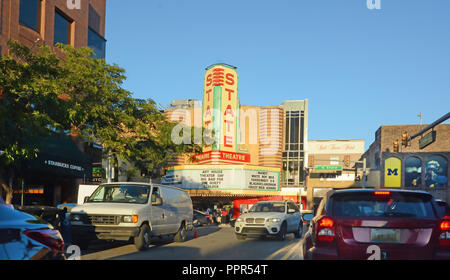 Lo stato teatro tendone in un punto di riferimento nel centro cittadino di Ann Arbor, Michigan. L'incrocio occupato è riempito con il traffico. Foto Stock