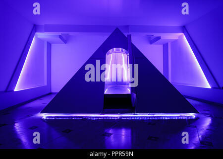 Fotocamera flottante nella forma di una piramide nel centro di ricreazione. Floatinh effetto positivo sul vostro corpo. Avete una sensazione di leggerezza e ful Foto Stock