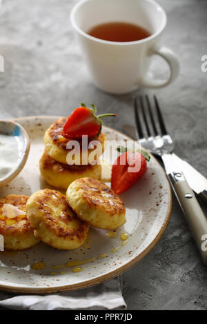 La colazione frittelle con tè Foto Stock