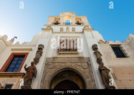 A basso angolo di visione della vecchia entrata alla cattedrale di Santa Maria del vedere in Sevilla, la più grande cattedrale gotica e la terza chiesa più grande. Foto Stock