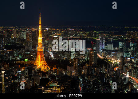 Paesaggio di Tokyo di notte, come si vede dalla parte superiore di uno degli edifici più alti di Roppongi Hills, con gli illuminati a Tokyo Tower incandescente. Foto Stock